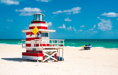 Miami 'deki güzellik kumsalı. Güney Miami sahilindeki cankurtaran kulesi. Miami sahil şeridi. Ünlü sahil cankurtaranı. Miami 'ye git. Miamis sahilinde Art Deco cankurtaranı