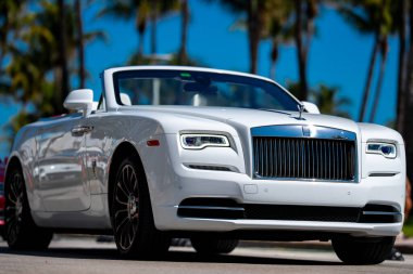 3 Nisan 2025. Miami mi? Rolls Royce lüks araba. Sokaktaki hayalet Rolls Royce. Özel lüks otomobil. Rolls Royce V12 motoru. Birinci sınıf araba sürüşü. Klasik Rolls Royce araba tasarımı.