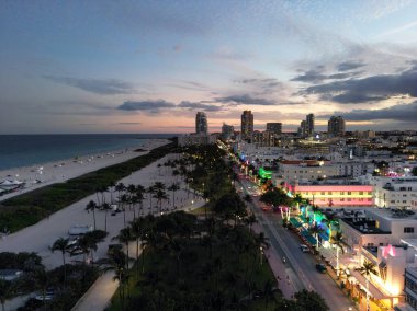 Miami şehir merkezinin gece lambasında manzarası. Meşhur Florida tatil beldeleri ve plajları. Miami 'de gece yarısı ışıkları. Miami 'nin liman manzarası. Gün doğumunda Miami 'nin hava görüntüsü. Neon Art Deco. Okyanus yolculuğu