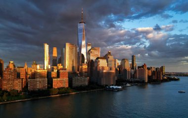 New York bulutlu bir gökyüzü. Gökdelenleri olan New York şehri. New York şehrinin gökyüzü manzarası. Manhattan silueti. New York ve Hudson Nehri. New York şehir merkezi. Yukarıdan New York gökdelenleri