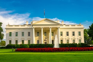 Beyaz Saray, ABD 'nin konik sembolüdür. Washington 'daki Beyaz Saray. Amerikan başkanlık konutu. Yazın Beyaz Saray 'da. Beyaz Saray ulusal semboldür. Siyasi hükümet binası