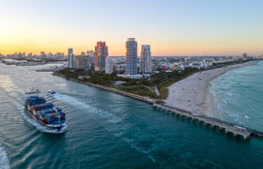 Miami 'deki konteynır gemisi. Hava görüntüsü. Nakliye gemisi. Miami Limanı 'nda kargo gemisi. Miami 'de bir gemiye yüklenmiş kargo konteynırları. Kargo gemisi Miami 'den ayrılıyor. Miamis limanından kargo gemileri