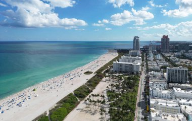 Miami Beach silueti. Miami yukarıdan. Miamis 'in ünlü simgeleri. Gökdelenleri olan South Pointe plajı. Miami şehri panoraması. Miami ufuk çizgisi ve okyanus. Güney Florida. Canlı Güney Sahili