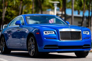 3 Nisan 2025. Miami mi? Rolls Royce lüks araba. Özel lüks otomobil. Rolls Royce V12 motoru. Süper araba sürüşü. Klasik Rolls Royce araba tasarımı. Zarif Rolls Royce Hayalet