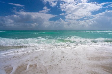 Deniz dalgaları arka planı. Tropik okyanus dalgaları. Mavi deniz manzaralı. Köpüklü sahil şeridi. Kumsal sahili arka planı. Deniz manzaralı duvar kağıdı. Turkuaz su hareketi. Deniz sahili dalgası. Mavi deniz dalgaları