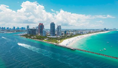Miami ufuk çizgisinin havadan görünüşü. Miami şehrinin insansız hava aracı görüntüsü. Güney Miami ve okyanus manzarası. Gökdelenleri ve kıyı şeridi olan Miami gökdelenleri