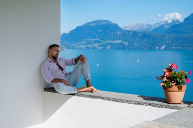 Dağ Alpleri 'ndeki İspanyol seksi adam. Alp Gölü 'nde yakışıklı bir turist. Yazın poz veren güçlü, seksi bir adam. Hayalperest, kaygısız bir gezgin. Açık havada insan özgürlüğü