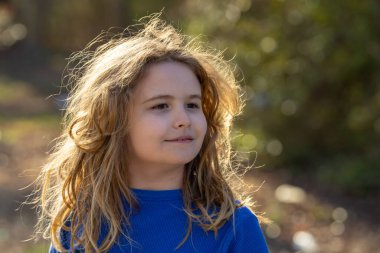 Çocuk hayalleri. Sarışın çocuk barışçıl düşünüyor. Küçük hayalperest. Çocuk hayal etme konsepti. Açık hava çocuk portresi. Hayalci çocuk suratı. Çocukların rüya gibi ifadesi. Çocuklar ilham kaynağıyla yüzleşir. Sarışın çocuklar.