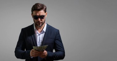 Nakit parası olan bir iş adamı, banknotlar.