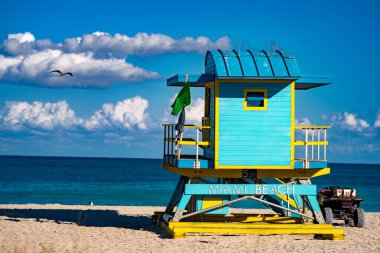 Miami 'deki güzellik kumsalı. Güney Miami sahilindeki cankurtaran kulesi. Miami sahil şeridi. Ünlü sahil cankurtaranı. Miami 'ye git. Miamis sahilinde Art Deco cankurtaranı