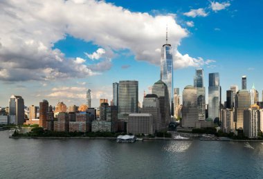 Manhattan gökyüzü, New York. Mavi gökyüzünde New York gökdelenlerinin panorama manzarası. ABD NYC 'de. Güneşli bir günde aşağı New York silueti. New York şehir manzarası. İHA bulutlarıyla New York Şehri