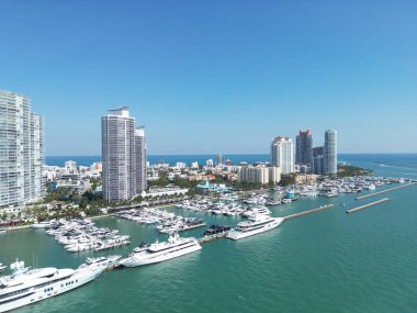 Miami plajı şehir manzarası. Miami yaz havası manzarası. Miami sahil şeridi. Güney Sahili Miami hava manzarası. Florida 'daki mavi okyanus silueti. Miamis şehir manzarası. Okyanus kıyısında. Amerika 'da yaz tatili