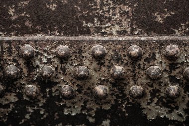 Paslı arka plan dokusu. Metal yüzey. Endüstriyel paslı çelik. Kirli paslı metal. Yaşlanmış metalik arka plan. Lekeli ve oksitlenmiş metal levha. Pas dokusu. Metal korozyon. Yapılandırılmış ve hasarlı demir