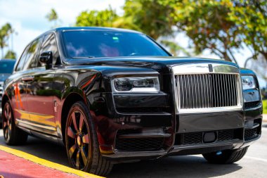 3 Nisan 2025. Miami mi? Rolls Royce lüks araba. Sokaktaki hayalet Rolls Royce. Özel lüks otomobil. Rolls Royce V12 motoru. Süper araba sürüşü. Klasik Rolls Royce araba tasarımı.