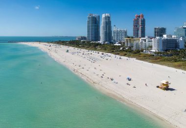 Mavi gökyüzünde Miami Plajı. Skyline hava görüntüsü. Miami şehri. Tropik Miami sahili. Miami bölgesi gökyüzü manzarası. Meşhur okyanus kıyısında. Panoramik kıyı şeridi. Güney sahili manzarası