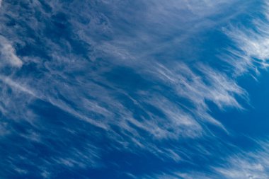 Bulutlu gökyüzü. Gökyüzünde kümülüs bulutları. Bulut duvar kağıdı. Gökyüzü arka planı. Güneşli bulutlu bir gökyüzü. Beyaz bulutlar duvar kağıdı. Mavi gökyüzü ve beyaz bulutlar. Idyllic yumuşacık bulutlar. Sakin gün