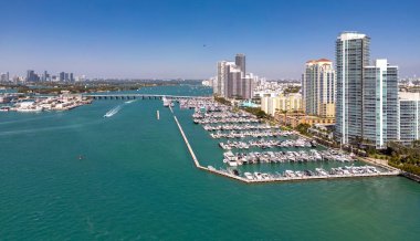 Miami plajı şehir manzarası. Miami yaz havası manzarası. Miami sahil şeridi. Güney Sahili Miami hava manzarası. Florida 'daki mavi okyanus silueti. Miami şehir manzarası