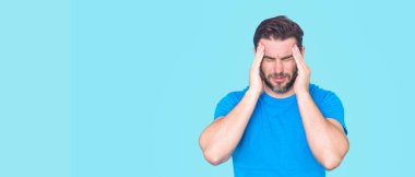 Endişeli ve endişeli bir adam. Endişeli Adam zihinsel sağlık sorunları, endişe, hayal kırıklığı ve duygusal stres yaşıyor. Stres hisseden endişeli bir adam. Endişeli ifade