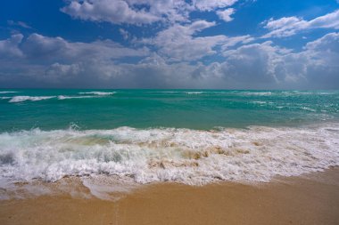 Turkuaz deniz kıyısı gölü. Güneşli sahil kıyısı. Huzurlu deniz sahili kaçışı. Dalgalı hareket. Manzaralı deniz manzarası