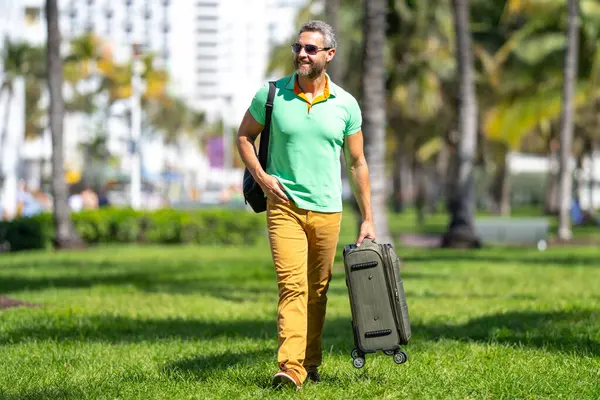 40 'lı yılların yolcusu. Bahar tatilindeki turist. Bahar gezisi için yolcuların bavulları. Yaz turu. Tropik bir kaçamak. Bahar tatili. Bir gezgin yaz gününün tadını çıkarır. Bahar gezisi