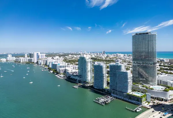 Miami Sahili şehir manzarası. Miami yaz havası manzarası. Miami sahil şeridi. Güney Sahili Miami hava manzarası. Florida 'daki mavi okyanus silueti. Miamis şehir manzarası. Okyanus kıyısında. Yaz gökdeleni silüeti