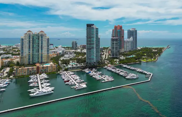 Güney Miami Sahili 'nin en iyi manzarası. Miami 'nin ünlü sahil şeridinin insansız hava aracı görüntüsü. Gökdelenleri olan Miami Beach gökdelenleri. Yazın Miami Sahili 'nin havadan görünüşü. Gökdelenli Miami Sahili