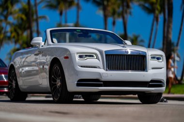 3 Nisan 2025. Miami mi? Rolls Royce lüks araba. Sokaktaki hayalet Rolls Royce. Özel lüks otomobil. Rolls Royce V12 motoru. Süper araba sürüşü. Zarif Rolls Royce Hayalet