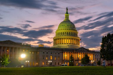 Washington DC 'de demokrasinin bir sembolü olarak Birleşik Devletler Kongre Binası. Capitol Hill 'deki Meclis Binası. Amerikan hükümeti. Amerikan bayrağı tarihi Kongre Binası 'nın kubbesini süslüyor. Senato.