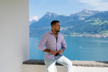 Dağ Alpleri 'ndeki İspanyol adam. Alp Gölü 'nde yakışıklı bir turist. Yazın poz veren güçlü, seksi bir adam. Hayalperest, kaygısız bir gezgin. Açık havada insan özgürlüğü