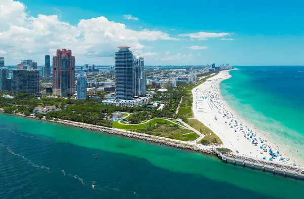 Turkuaz suları olan Miami Plajı 'nın havadan görünüşü. Miami siluetinin insansız hava aracı görüntüsü. Güney Miami Sahili 'nin en iyi manzarası. Lüks gökdelenleri ve okyanusları olan Miami şehri. Miamis 'in ünlü sahil şeridi manzarası