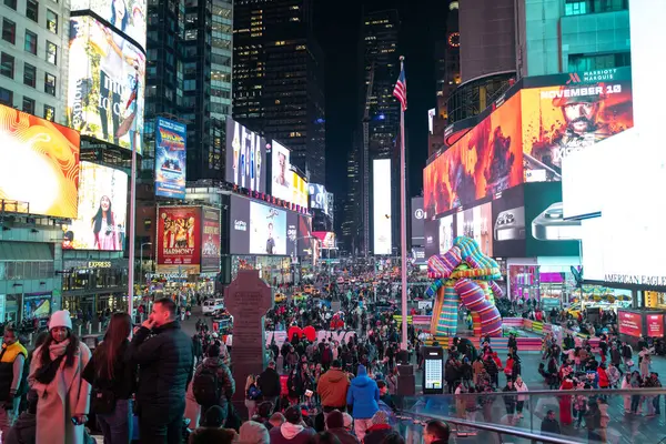 New York City, Times Meydanı, Eylül 2024. Geceleri New York şehrinin silueti. NYC Times Meydanı ışıkları. Manhattan 'daki Broadway caddesi. Akşam 7. Cadde 'de. Times Meydanı neon ışıkları. Times Turisti