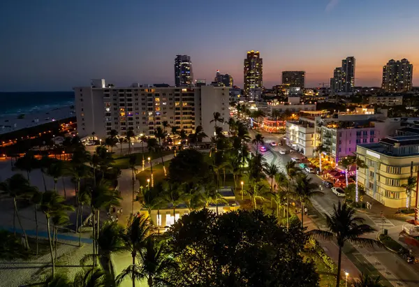 Miami şehir merkezinin gün batımı parlayan manzarası. Güney Sahili 'ndeki tropik cennet. Miami 'de gece yarısı ışıkları. Miami ufuk çizgisinin rıhtım manzarası. Gün doğumunda Miami 'nin hava görüntüsü. Neon Art Deco. Okyanus