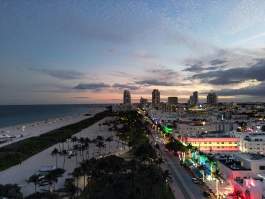 Gece ışığında Miami 'nin manzarası. Meşhur Florida tatil beldeleri ve plajları. Miami 'de gece yarısı ışıkları. Miami 'nin liman manzarası. Gün doğumunda Miami 'nin hava görüntüsü. Neon Art Deco. Okyanus yolculuğu