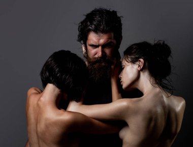 Şehvetli üçlü öpücük. Samimi ilişki ve cinsel ilişki. Tutku ve şehvet. Aşık çift. Romantik ve aşk dolu. Üçlü konsept. Üç seksi model birlikte. Bir erkek ve iki seksi kadın.
