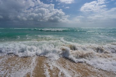 Okyanus dalgaları ve bulutlu kumlar. Fırtınalı deniz dalgaları. Yaz denizi dalgası. Köpüklü okyanus dalgaları. Yaz okyanus esintisi. Rüya gibi yaz sahili geçmişi. Okyanus sıçrama dalgaları
