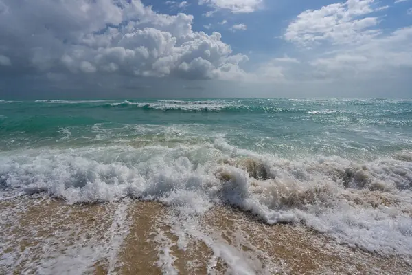 Okyanus dalgaları ve bulutlu kumlar. Fırtınalı deniz dalgaları. Yaz denizi dalgası. Köpüklü okyanus dalgaları. Yaz okyanus esintisi. Rüya gibi yaz sahili geçmişi. Okyanus sıçrama dalgaları