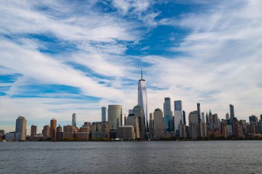 New York City bulutlu silueti. New York gökdelenleri. - Manhattan. New York 'un bulutlu manzarası. New York şehir merkezindeki binalar. New York silueti. New York liman manzarası. Manhattan 'daki gökdelenler. NYC şehir merkezi