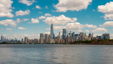 Gökdelenleri olan New York gökdelenleri. Manhattan ve Brooklyn. Hudson Nehri manzaralı New York City silueti. New York şehir merkezi. Rıhtımdan New York 'a. New York 'un simgesi