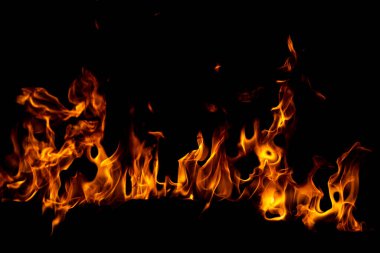 Yangın alevleri siyah arka planda izole edildi. Ateş yakma alevi izole, yanan sanat tasarımı kavramı ve metin için boşluk