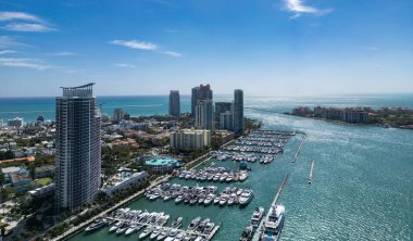 Miami Sahili şehir manzarası. Miami yaz havası manzarası. Miami sahil şeridi. Güney Sahili Miami hava manzarası. Florida 'daki mavi okyanus silueti. Miamis şehir manzarası. Okyanus kıyısında. Yaz gökdeleni silüeti