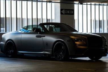 3 Nisan 2025. Miami mi? Rolls Royce lüks araba. Lüks otomobil. Rolls Royce V12 motoru. Süper araba sürüşü. Klasik Rolls Royce araba tasarımı. Zarif Rolls Royce Hayalet