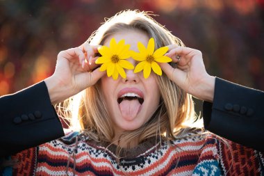 İlkbahar eğlencesi. Çiçek mankeni portresi. Dilinle ağzını aç. Yaz güzeli. Romantik kız. Doğada eğlenceli bir kadın. Romantik çiçek portresi. Çiçekli güzel bir kız. Komik yaz portresi