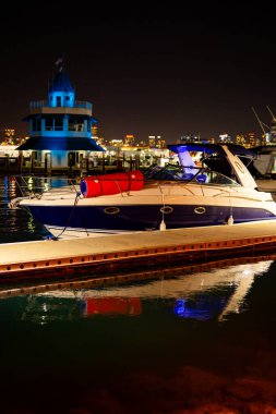 Deniz sularında yelken açmak. Denizde lüks bir yat. Yatları olan Miami Plajı. Yelkenli tropik deniz manzarası. Sahil şeridine yakın bir gemi turu. Florida 'da gün batımı yat yolculuğu. Lüks yat.
