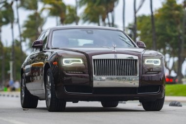3 Nisan 2025. Miami mi? Rolls Royce lüks araba. Sokaktaki hayalet Rolls Royce. Özel lüks otomobil. Rolls Royce V12 motoru. Süper araba sürüşü. Klasik Rolls Royce araba tasarımı.