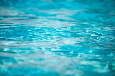 Yüzme havuzunda yırtık su. Mavi yüzme havuzunun yüzeyi, suyun arka planı