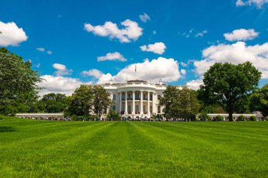 Washington 'daki Beyaz Saray. Beyaz Saray ve demokrasi. Amerikan başkanlarının evi. Beyaz Saray binası. Federal hükümet. Yeşil çimenli Beyaz Saray