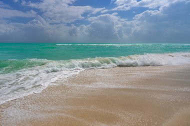 Deniz kıyısında okyanus dalgası hareketi. Yaz deniz esintisi. Deniz doğası arka planı. Huzurlu okyanus. Rüya gibi okyanus ufku. Kıyı okyanusu cennet duvar kâğıdı. Deniz köpüğü dalgaları. Gök mavisi su yüzeyi. Altın saat kumsalı
