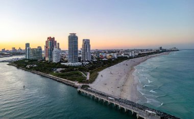 Ufuk çizgisi olan Miami Plajı hava aracı görüntüsü. Miami yukarıdan. Miamis 'in ünlü simgeleri. Gökdelenleri olan South Pointe plajı. Miami şehri panoraması. Miami Sahili 'nin okyanus manzarası