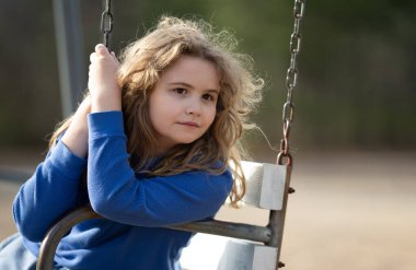 Çocuk hayalleri. Sarışın çocuk barışçıl düşünüyor. Küçük hayalperest. Çocuk hayal etme konsepti. Açık hava çocuk portresi. Hayalci çocuk suratı. Çocukların rüya gibi ifadesi. Çocuklar ilham kaynağıyla yüzleşir. Sarışın çocuklar.