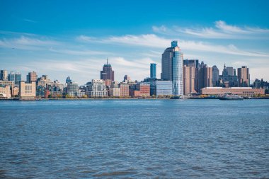 Manhattan güzel silueti, New York, Birleşik Devletler. Manhattan 'ın ortasındaki New York şehrinin gökyüzü manzarası. ABD NYC 'de. Amerikan büyük şehri. Aşağı Manhattan silueti